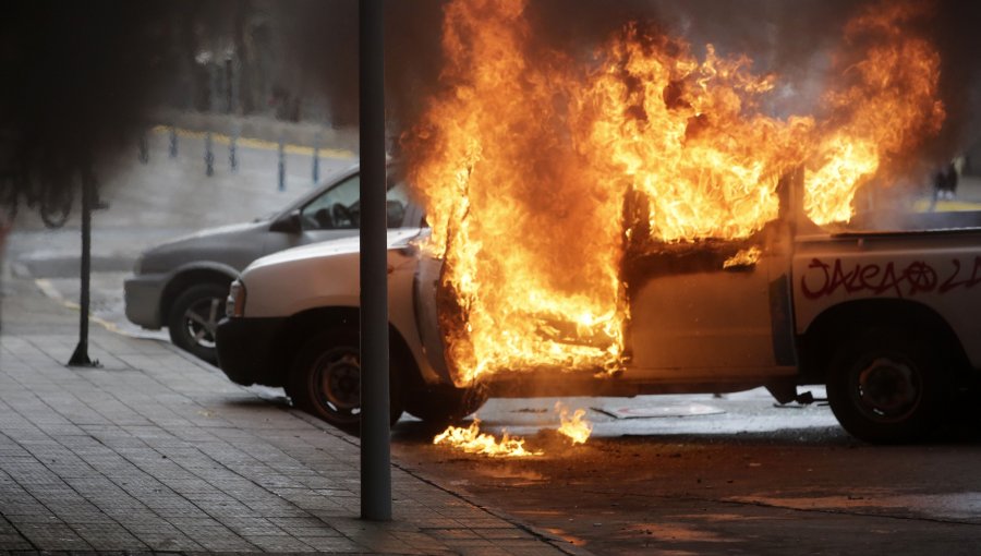 Desde saqueos a la quema de vehículo en el centro de Santiago: Así se vivió la conmemoración número 49 del golpe de Estado