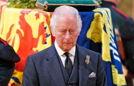 Rey Carlos III y sus hermanos encabezaron el cortejo fúnebre de Isabel II en Edimburgo
