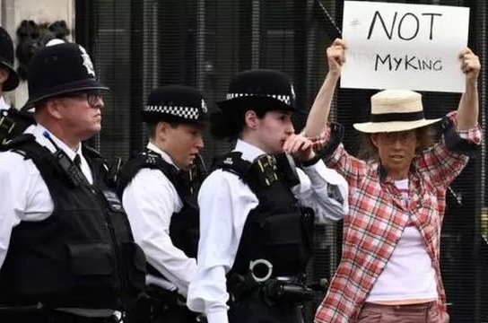 Arresto de personas protestando contra la monarquía en Reino Unido genera preocupaciones por la libertad de expresión