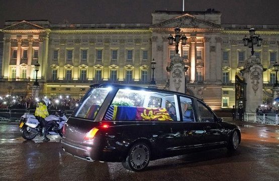 Féretro de Isabel II llega a Londres procedente de Edimburgo y descansa en el palacio de Buckingham