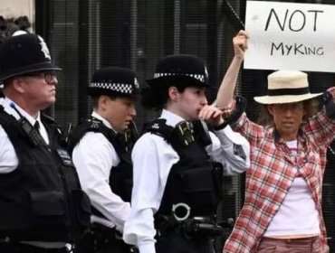 Arresto de personas protestando contra la monarquía en Reino Unido genera preocupaciones por la libertad de expresión