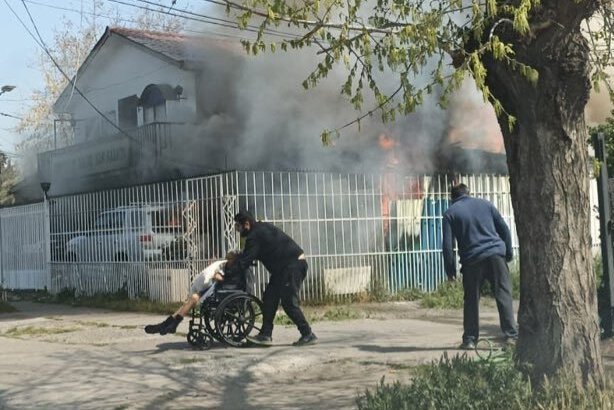 Dos fallecidos dejó incendio que afectó a hogar de ancianos en Macul: 18 personas fueron rescatadas