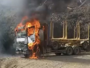 Al menos dos camiones y una máquina forestal fueron destruidos tras ataque incendiario en el sector Malalhue de Lanco