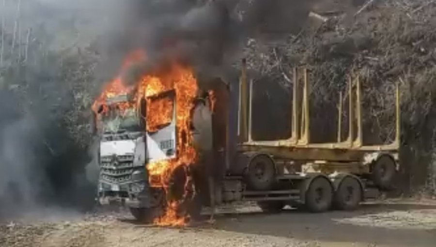 Al menos dos camiones y una máquina forestal fueron destruidos tras ataque incendiario en el sector Malalhue de Lanco