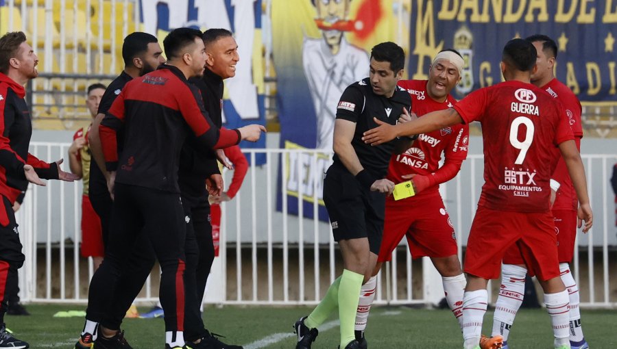 Everton empató con Ñublense que enredó puntos en su pelea por el título en polémico partido