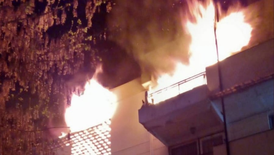 Incendio consumió departamento de ex voluntario de Bomberos en Ñuñoa: evacuaron a la totalidad de los residentes
