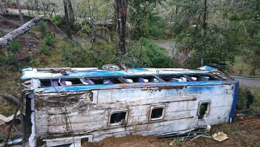 Una mujer fallecida y 34 heridos deja grave accidente en Osorno: bus desbarrancó en el sector Loma de la Piedra
