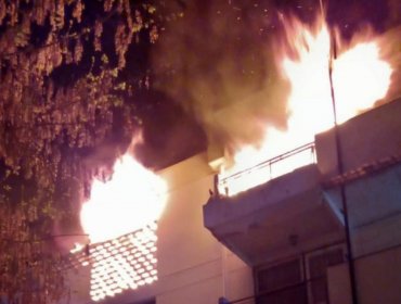 Incendio consumió departamento de ex voluntario de Bomberos en Ñuñoa: evacuaron a la totalidad de los residentes