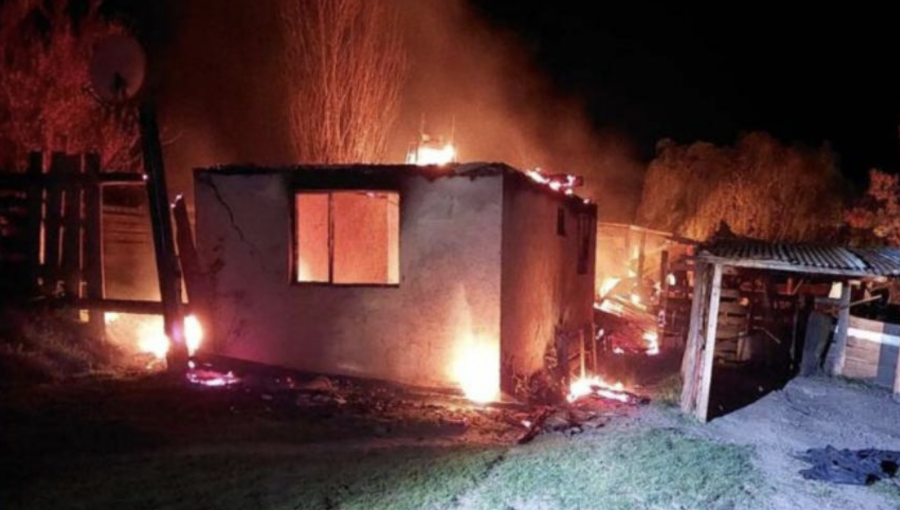 Sujetos armados intimidaron a cuidador de un fundo, arrojaron líquido acelerante y quemaron una casa en Los Sauces