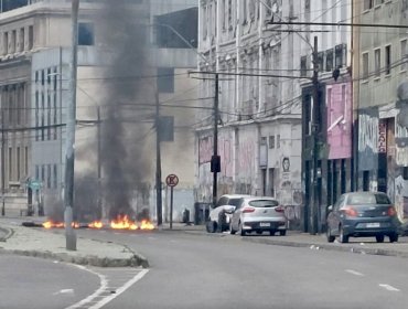 Desconocidos encendieron barricadas y suspendieron el tránsito vehicular en la avenida Errázuriz de Valparaíso