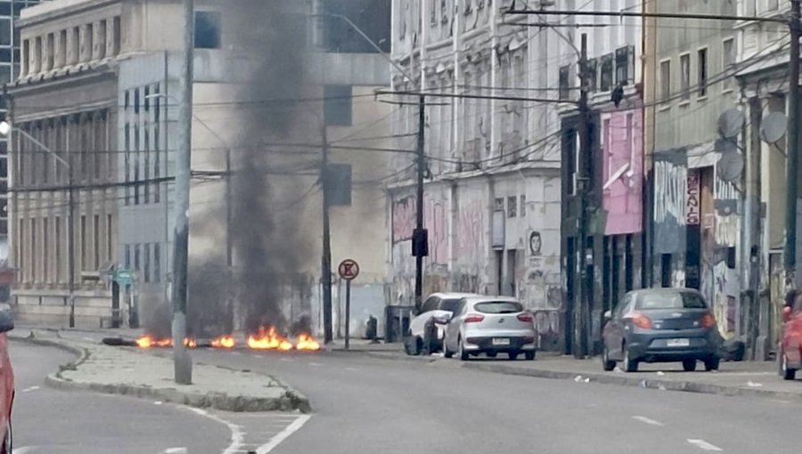 Desconocidos encendieron barricadas y suspendieron el tránsito vehicular en la avenida Errázuriz de Valparaíso