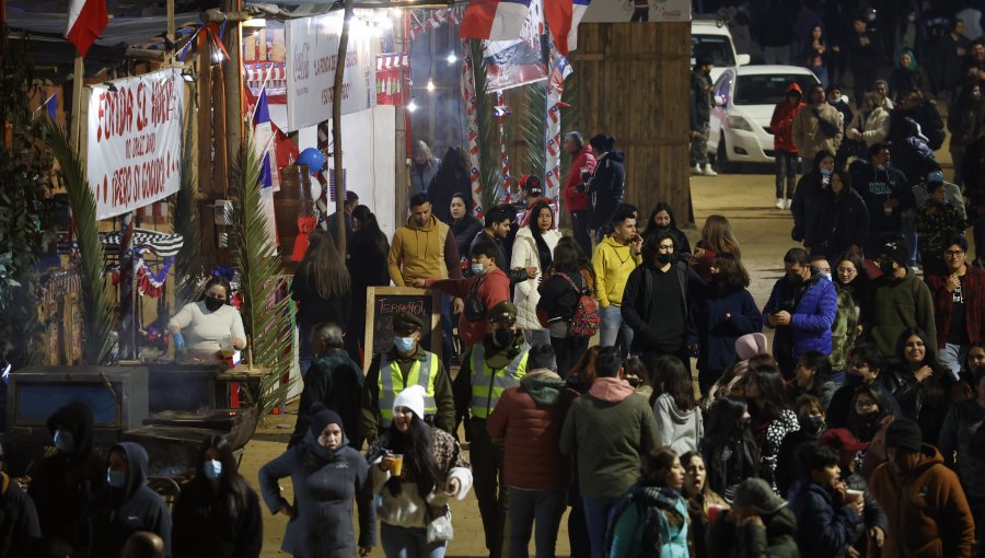 2.500 personas por noche han acudido a las fondas del Alejo Barrios en Valparaíso: se han retirado 5 toneladas de basura