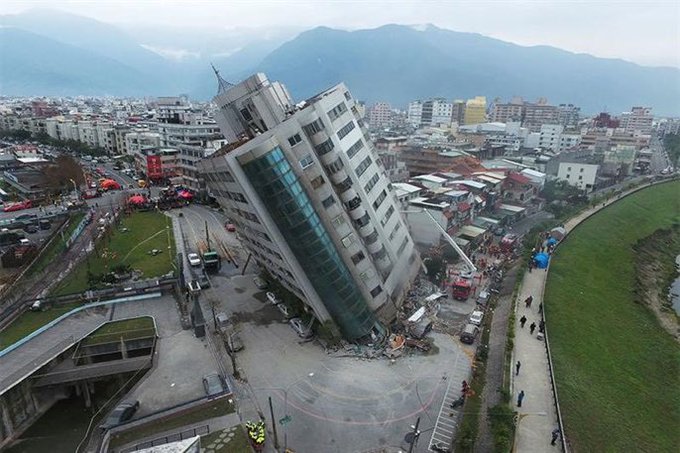 Violento Terremoto en Taiwán: Ocurrió a solo 7 kilómetros de profundidad y provoca colapso de edificios, calles y puentes