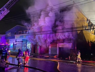 Incendio consume edificio de 4 pisos en pleno centro de Castro: Un bombero quedó lesionado