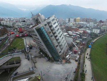 Violento Terremoto en Taiwán: Ocurrió a solo 7 kilómetros de profundidad y provoca colapso de edificios, calles y puentes