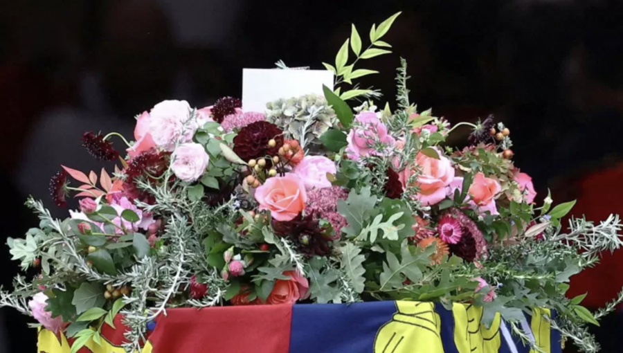Funeral de la reina Isabel II: el conmovedor simbolismo en la corona de flores sobre el féretro de la monarca