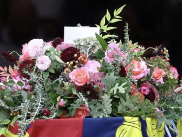 Funeral de la reina Isabel II: el conmovedor simbolismo en la corona de flores sobre el féretro de la monarca