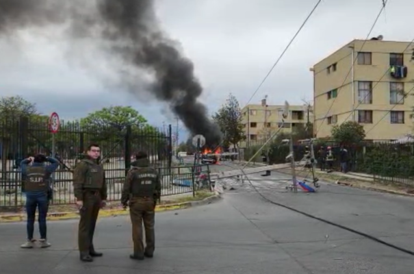 Persecución policial termina con tres detenidos y un auto incendiado luego de chocar con postes en San Ramón