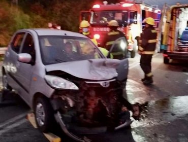 Tres lesionados deja violenta colisión entre tres automóviles en la cuesta San Pedro de Quillota: tránsito suspendido en ambas vías