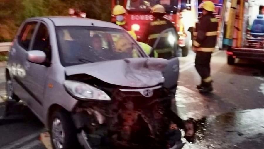 Tres lesionados deja violenta colisión entre tres automóviles en la cuesta San Pedro de Quillota: tránsito suspendido en ambas vías