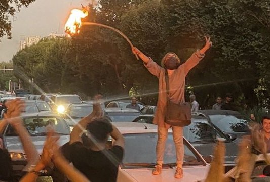 Quema de velos y protestas violentas en Irán por la muerte de una joven a manos de la "policía de la moral"