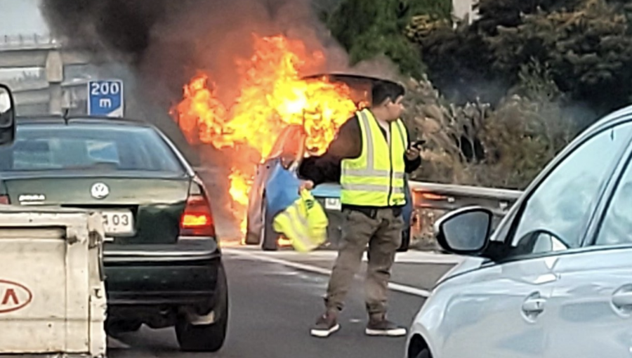 Incendio de automóvil particular provoca alta congestión en la autopista Troncal Sur en dirección a Viña del Mar