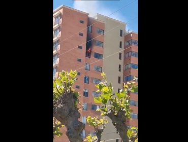 Incendio consumió un departamento del piso 15 de edificio en 5 Oriente de Viña del Mar