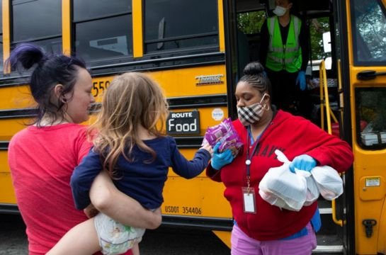 Justicia de EE.UU. destapa escandaloso robo de millones de dólares destinados para alimentar a niños en la pandemia