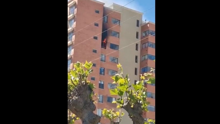 Incendio consumió un departamento del piso 15 de edificio en 5 Oriente de Viña del Mar