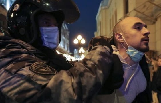Más de mil detenidos en Rusia por protestar contra la decisión de Putin de llamar a miles de tropas adicionales para luchar en Ucrania