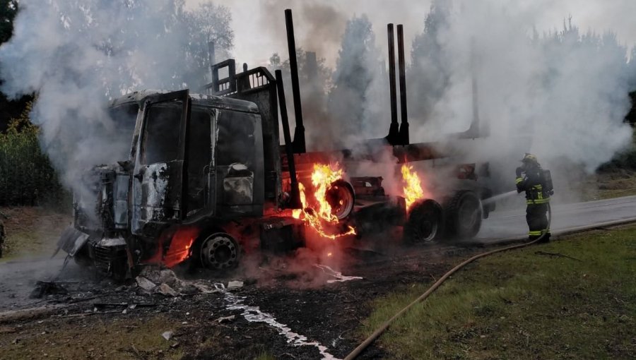 Camión resulta destruido tras ataque incendiario de encapuchados armados en Collipulli