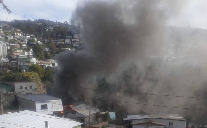 Dos viviendas fueron afectadas por incendio en el cerro Mariposas de Valparaíso