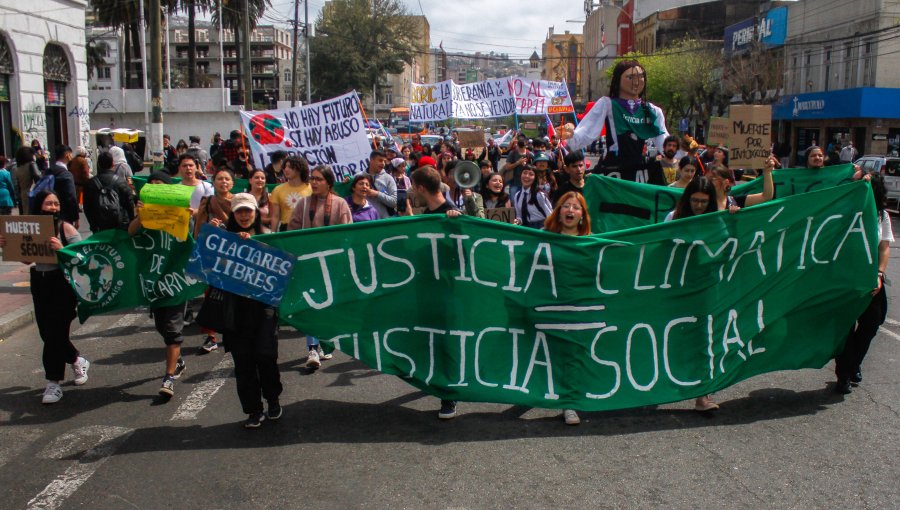 Manifestantes marcharon por las calles de Valparaíso y llegaron hasta inmediaciones del Congreso en rechazo al TPP-11