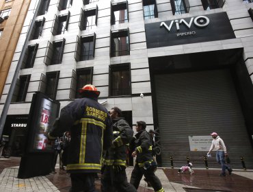 Incendio afectó a Mall Vivo Imperio de Santiago Centro: Bomberos tuvo que desalojar el lugar