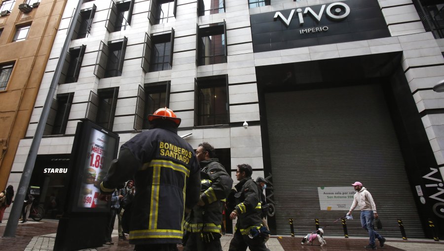 Incendio afectó a Mall Vivo Imperio de Santiago Centro: Bomberos tuvo que desalojar el lugar