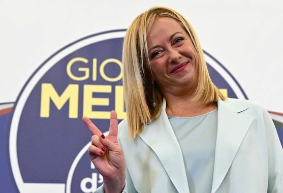 Quién es Giorgia Meloni, la controvertida política de ultraderecha en curso de convertirse en la primera mujer en gobernar Italia