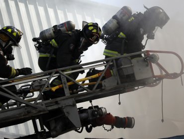 Incendio destruyó tres vehículos y afectó a dos viviendas en la comuna de Buin