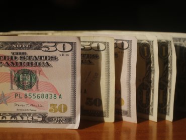 El dólar abrió la semana con una fuerte alza y roza los 985 pesos