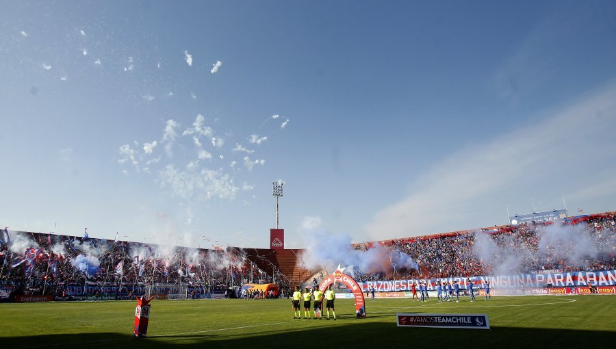 Árbitro denunció desórdenes y uso de pirotecnia de hinchas de la U en duelo contra la UC