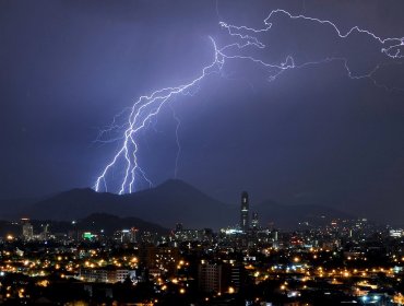 Declaran Alerta Temprana Preventiva para 10 comunas de la región Metropolitana ante pronóstico de tormentas eléctricas