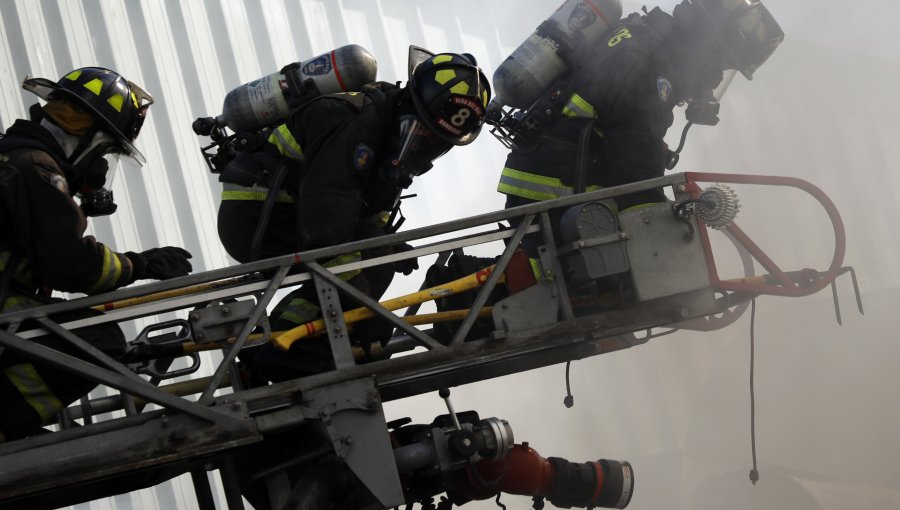 Incendio destruyó tres vehículos y afectó a dos viviendas en la comuna de Buin