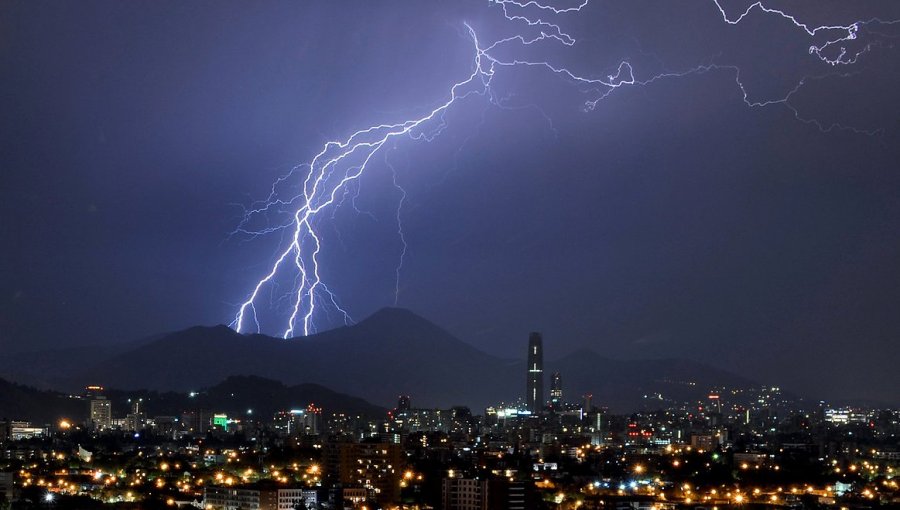 Declaran Alerta Temprana Preventiva para 10 comunas de la región Metropolitana ante pronóstico de tormentas eléctricas