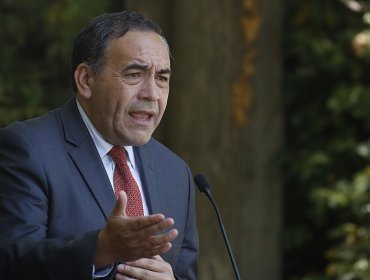 "El amiguismo no puede estar sobre el cargo": Senador Espinoza pide la renuncia de embajador en España por polémica foto