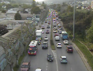Choque de automóvil contra un poste en Limonares origina kilométrica congestión en l Av. Uno Norte de Viña del Mar