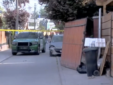 Delincuentes intentaron robar el auto fiscal del presidente de la Cámara: chofer se estrelló contra una casa en Pudahuel