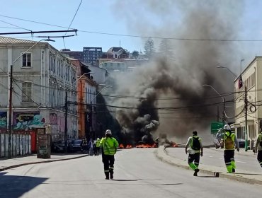 Estibadores portuarios de Valparaíso encendendieron barricadas y se enfrentaron a Carabineros en la Av. Errázuriz