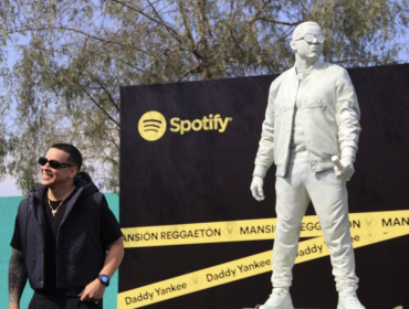 Daddy Yankee recibe estatua de tamaño real como homenaje por su trayectoria: “Me siento honrado”