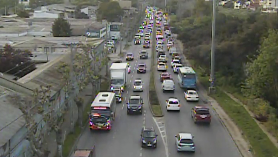 Choque de automóvil contra un poste en Limonares origina kilométrica congestión en l Av. Uno Norte de Viña del Mar