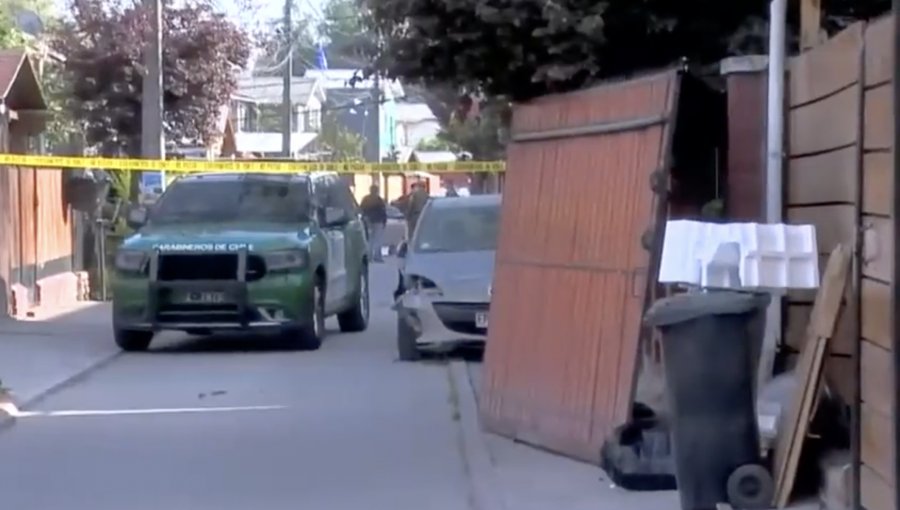 Delincuentes intentaron robar el auto fiscal del presidente de la Cámara: chofer se estrelló contra una casa en Pudahuel