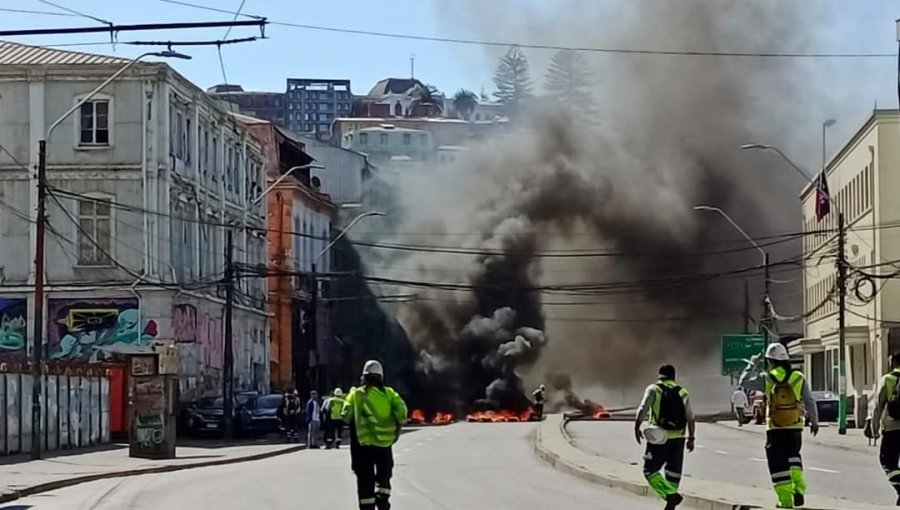 Estibadores portuarios de Valparaíso encendendieron barricadas y se enfrentaron a Carabineros en la Av. Errázuriz
